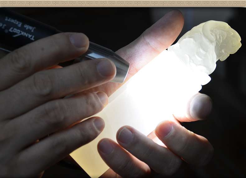 照玉強(qiáng)光手電筒不只可以鑒定琥珀，還可以鑒別各種的玉石、原石