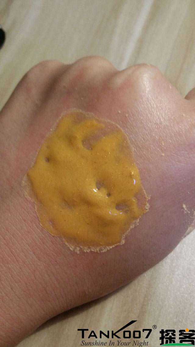 客戶買了紫光手電驗熒光劑，先拿面膜大姨媽巾開刀 