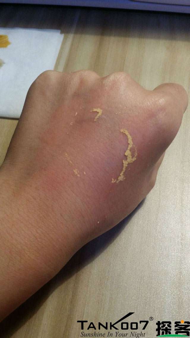 客戶買了紫光手電驗熒光劑，先拿面膜大姨媽巾開刀 