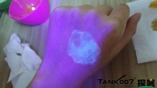 客戶買了紫光手電驗熒光劑，先拿面膜大姨媽巾開刀 