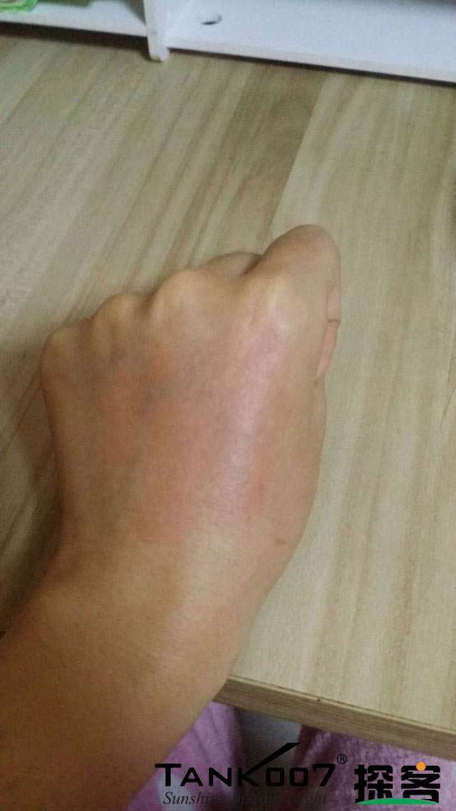 客戶買了紫光手電驗熒光劑，先拿面膜大姨媽巾開刀 