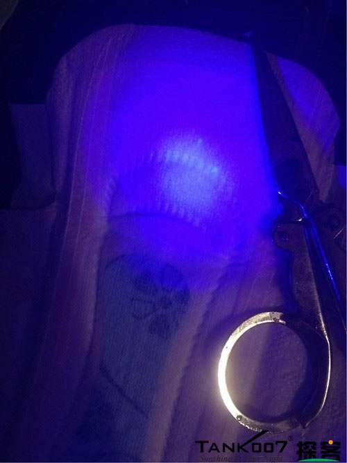 客戶買了紫光手電驗熒光劑，先拿面膜大姨媽巾開刀 