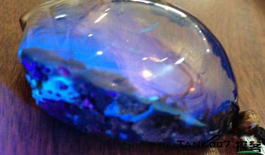 網(wǎng)上用紫光手電鑒定琥珀的帖子這么多，哪個(gè)是真假？