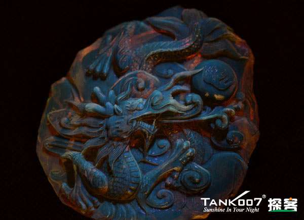 網(wǎng)上用紫光手電鑒定琥珀的帖子這么多，哪個(gè)是真假？