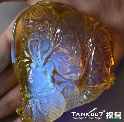 網(wǎng)上用紫光手電鑒定琥珀的帖子這么多，哪個(gè)是真假？