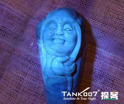 網(wǎng)上用紫光手電鑒定琥珀的帖子這么多，哪個(gè)是真假？