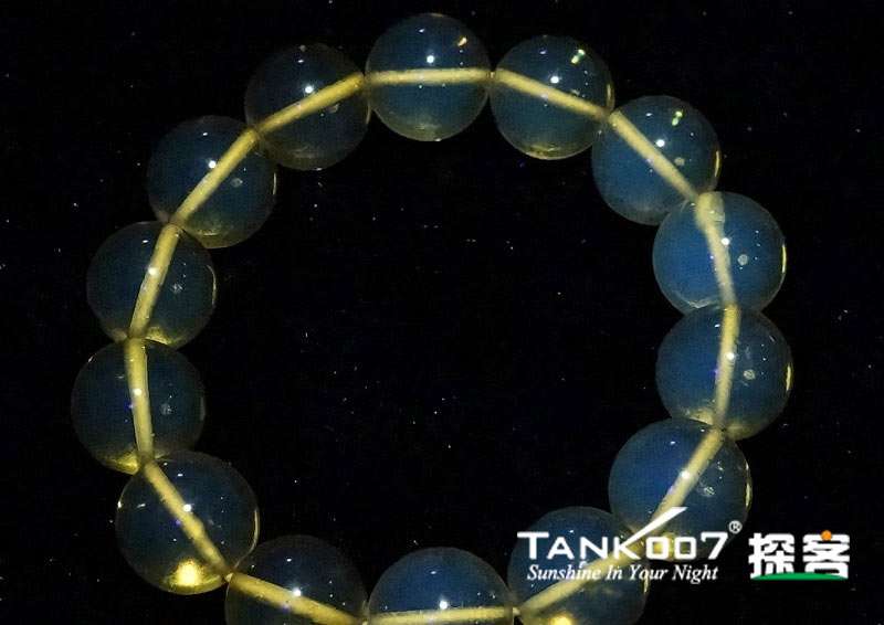 網(wǎng)上用紫光手電鑒定琥珀的帖子這么多，哪個(gè)是真假？