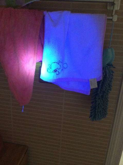  寶媽買了紫光手電，衣服上好多熒光劑，看的心慌害怕